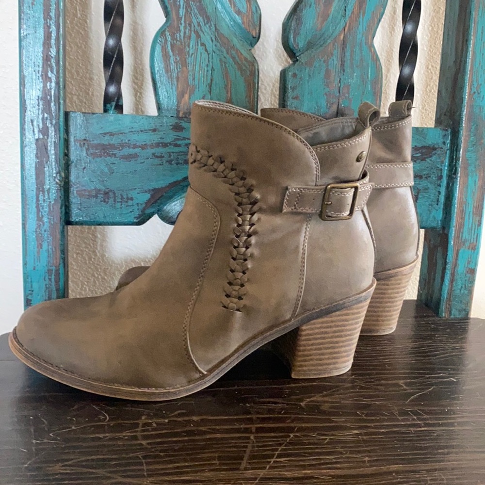 Adorable ROXY just above the ankle boots!